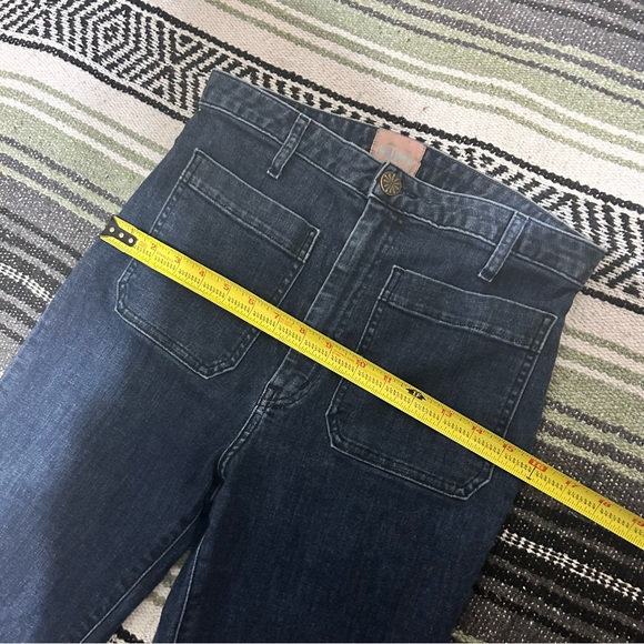 Show me your mumu bell bottom jeans high waisted dark wash size 30 square pocket - Picture 3 of 9